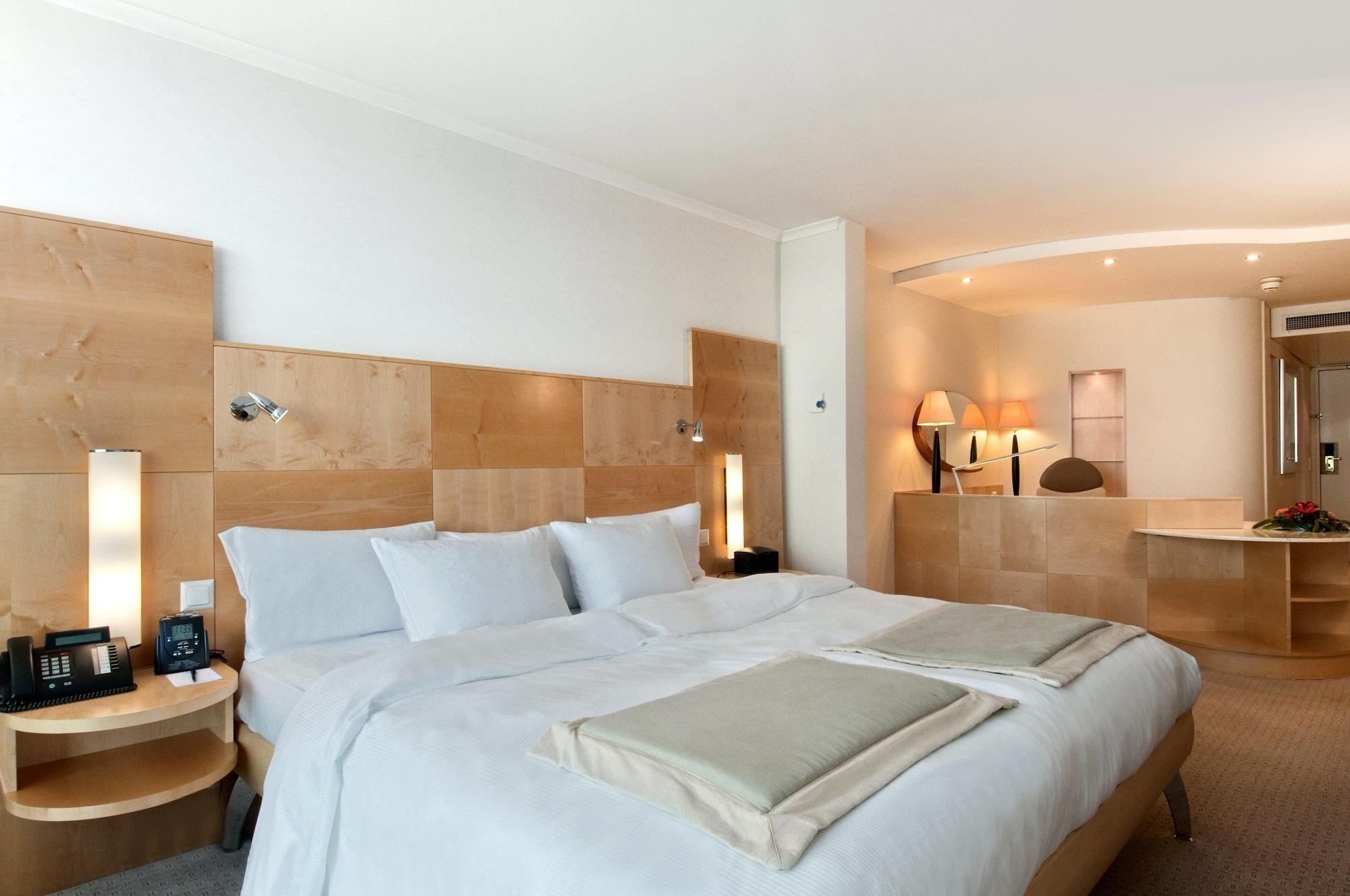 Hilton Zurich Airport 4*