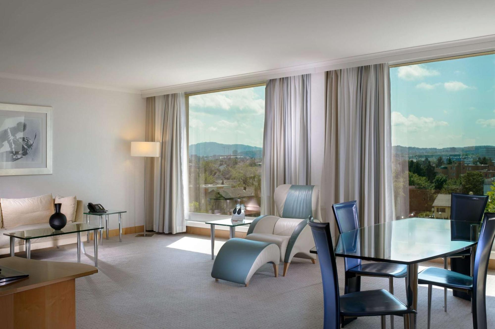 Hotel Hilton Zurich Airport 4*
